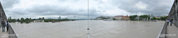 Panoramatická fotografia Bratislavy a Dunaja záplavy 2013