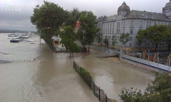 Fotografie povodne Bratislava Dunaj 2013 jún