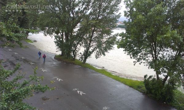 Fotografie povodne Bratislava Dunaj 2013 jún