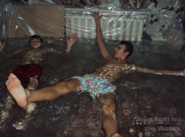 Rusi postavili bazénik v obývačke, v izbe