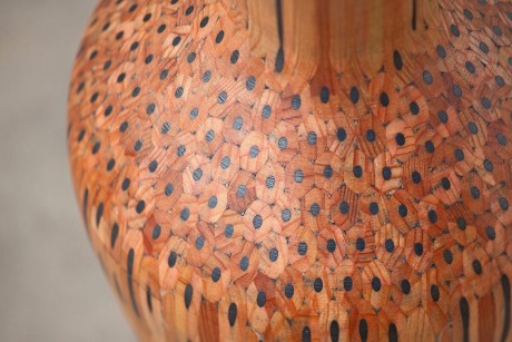 Umenie, ceruzková váza drevo a grafit