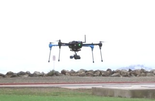 Lietajúci dron na diaľkové ovládanie