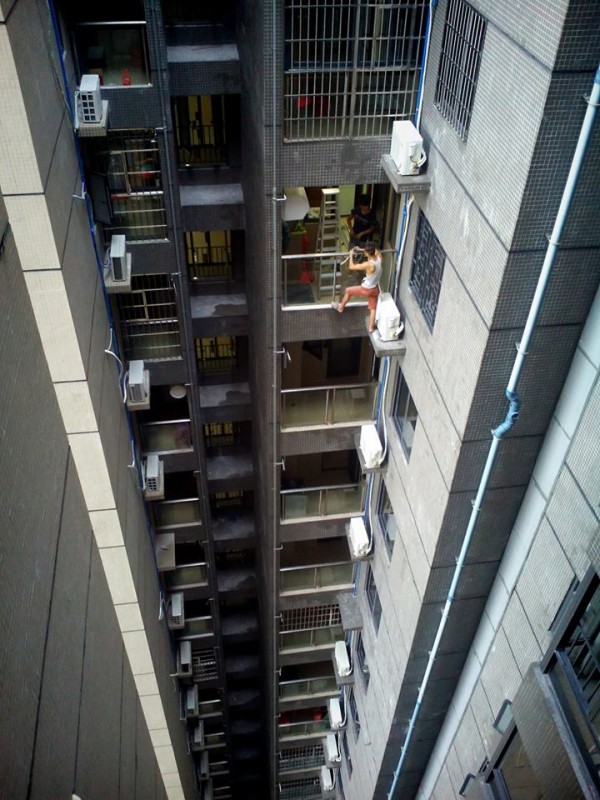 40. poschodie paneláku  v hlavnej úlohe čínsky Spide-Man, samozrejme, bez istenia.