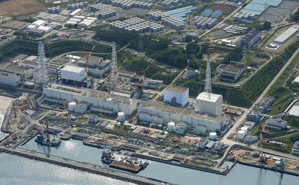 An aerial view shows the Tokyo Electric Power Co.'s (TEPCO) tsunami-crippled Fukushima Daiichi nuclear power plant and its contaminated water storage tanks (top) in Fukushima, in this photo taken by Kyodo August 31, 2013. To match INSIGHT JAPAN-NUCLEAR/FUKUSHIMA-LABOUR Mandatory Credit. REUTERS/Kyodo (JAPAN - Tags: DISASTER ENVIRONMENT SPORT OLYMPICS) ATTENTION EDITORS - MANDATORY CREDIT. THIS IMAGE WAS PROVIDED BY A THIRD PARTY. FOR EDITORIAL USE ONLY. NOT FOR SALE FOR MARKETING OR ADVERTISING CAMPAIGNS. THIS PICTURE IS DISTRIBUTED EXACTLY AS RECEIVED BY REUTERS, AS A SERVICE TO CLIENTS. JAPAN OUT. NO COMMERCIAL OR EDITORIAL SALES IN JAPAN. YES