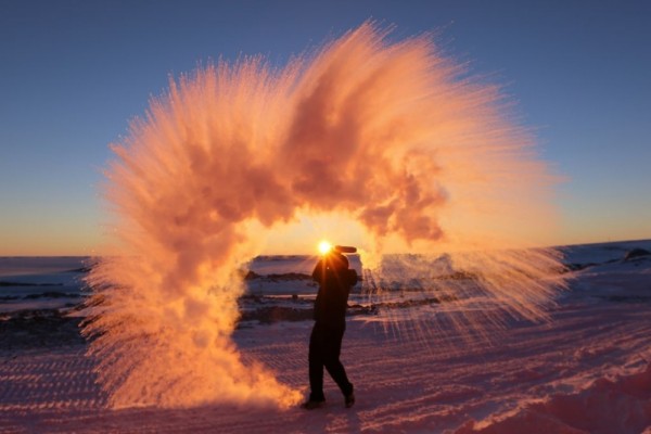 toto sa stane, ak "rozletejete" vo vzduchu vodu na Antarktíde Autor: imgur