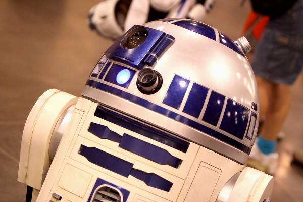 od Gage Skidmore from Peoria, AZ, United States of America - R2-D2 under CC BY-SA 2.0 Wikimedia Commons