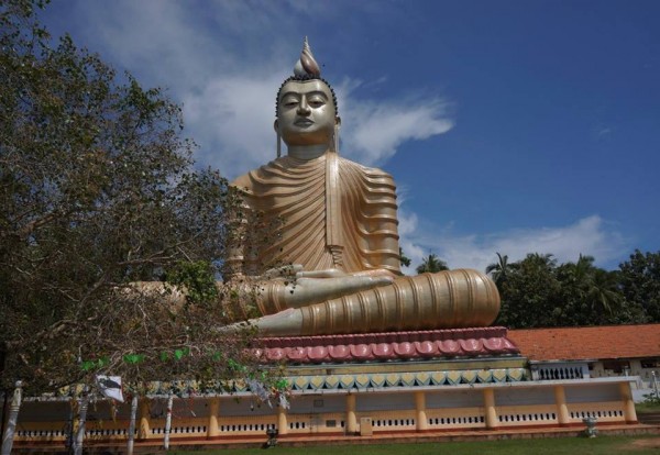 Jedna z najväčších sôch Budhu na ostrove má 49 metrov.