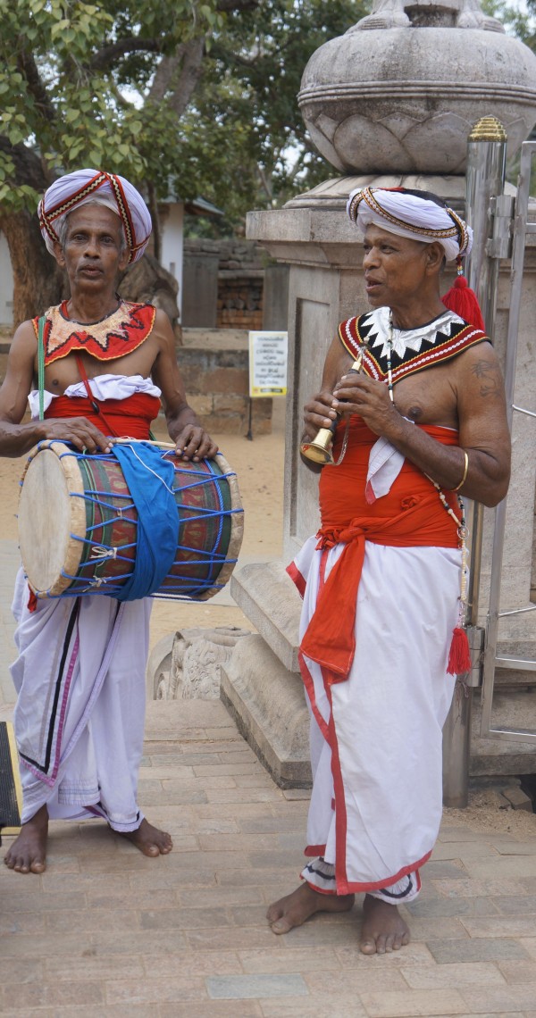 Miestni hudobníci v tradičných outfitoch v budhistickom chráme v Anurádhapure.