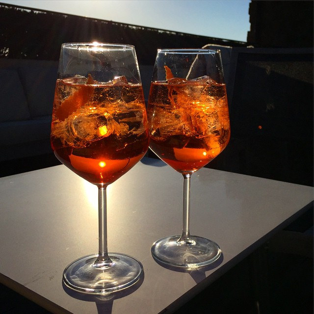 Aperol_spritz_as_the_sun_goes_down_(16537178567)