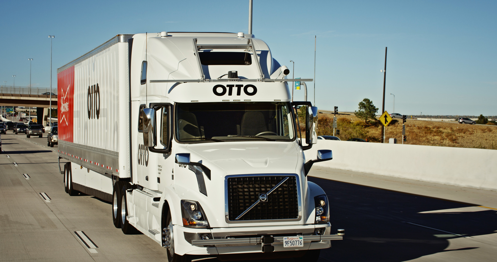 KK79 - Na snímke z októbra 2016 kamión firmy Otto, ktorý jazdí bez oféra, preváa pivo v Colorade. Kamión naloený pivom a s prázdnym sedadlom oféra preiel tento týdeò 192 kilometrov po dia¾nici v americkom táte Colorado. Ilo o prvú takúto jazdu vôbec  prvú komerènú dodávku tovaru kamiónom bez oféra. Jazdu uskutoènila firma Otto, ktorá sa zaoberá vývojom kamiónov bez oféra. Do projektu sa zapojil aj pivovar Anheuser-Busch. Kamión zaèal svoju jazdu práve v pivovare a naloený bol 51.744 plechovkami piva. Kamión najprv potreboval ¾udskú pomoc na kriovatkách. ofér vyviedol kamión z fabriky na dia¾nicu, potom zapol autooféra, presadol si na zadné sedadlo a èítal si noviny. FOTO TASR/AP This October 2016 photo provided by Anheuser-Busch shows a self-driving truck that delivers beer, in Colorado. Anheuser-Busch said it completed the world's first commercial shipment by self-driving truck, sending a beer-filled tractor-trailer on a journey of more than 120 miles through Colorado. (Kyle Bullington/Otto/Anheuser-Busch via AP)