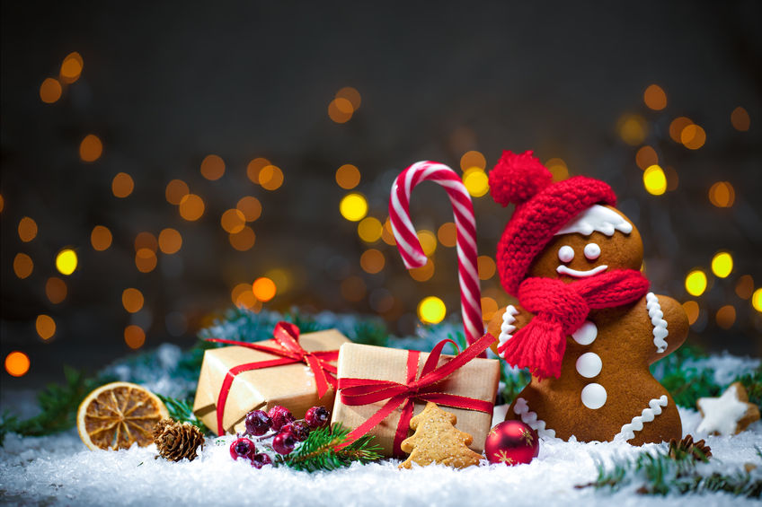 48523723 - gingerbread man with christmas presents in snow
