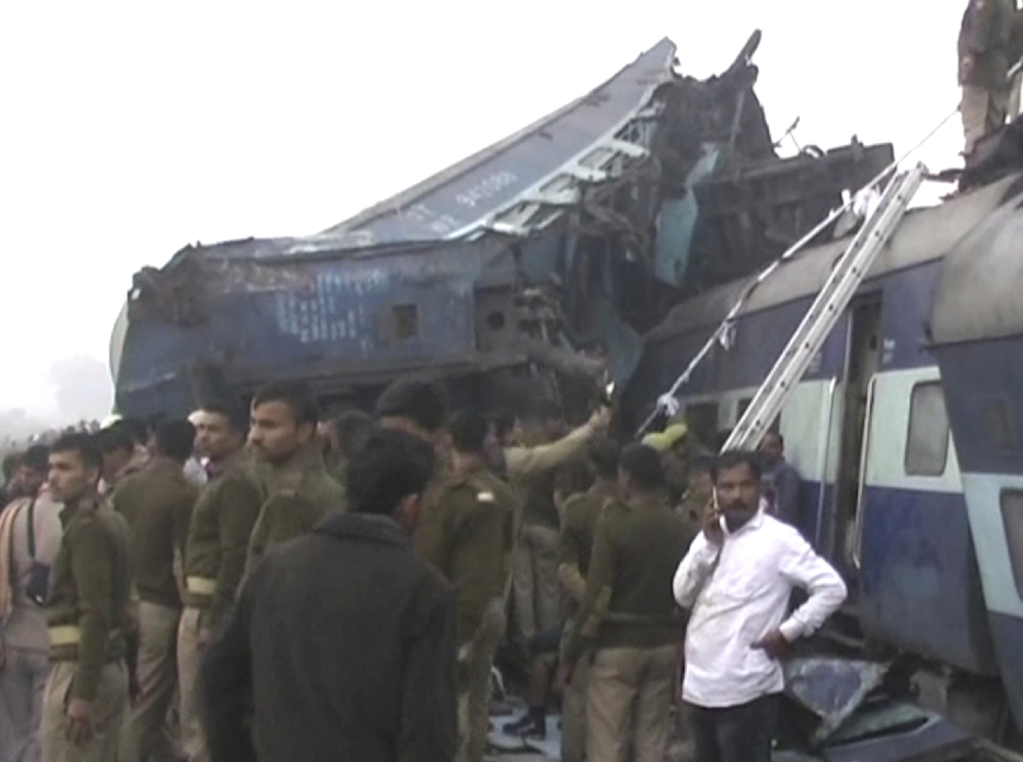 WA 24 Kanpur - Najmenej 63 ¾udí v nede¾u ráno 20. novembra 2016 zomrelo a desiatky ïalích utrpeli zranenia, keï okolo 3.00 hodiny rannej miestneho èasu (v sobotu 22.30 SEÈ) vyko¾ajil v severoindickom zväzovom táte Uttarpradé expresný vlak. Oznámila to polícia.Pribline 150 je zranených, povedal novinárom na tlaèovej konferencii policajný komisár Zaki Ahmed. K nehode expresu Patna-Indore dolo asi 100 kilometrov od ve¾kého priemyselného mesta Kanpur, kam sanitky previezli do nemocníc zranených. Mesto Kanpur je významnou elezniènou kriovatkou naj¾udnatejieho indického tátu, cez ktorú denne prechádzajú stovky vlakov. Zatia¾ nie je jasné, èo dnenú nehodu zavinilo. Na snímke indické bezpeènostné zloky zasahujú na mieste nehody expesného vlaku v severoindickom zväzovom táte Uttarpradé 20. novembra 2016. FOTO TASR /AP In this image made from video, India's security forces personnel gather at the site of a train accident near Pukhrayan, about 270 kilometers (168 miles) from Allahabad, Sunday, Nov. 20, 2016. Rescue workers used gas cutters to pull out survivors after 14 coaches of a passenger train rolled off the track in northern India early Sunday, police said. (KK Productions via AP)