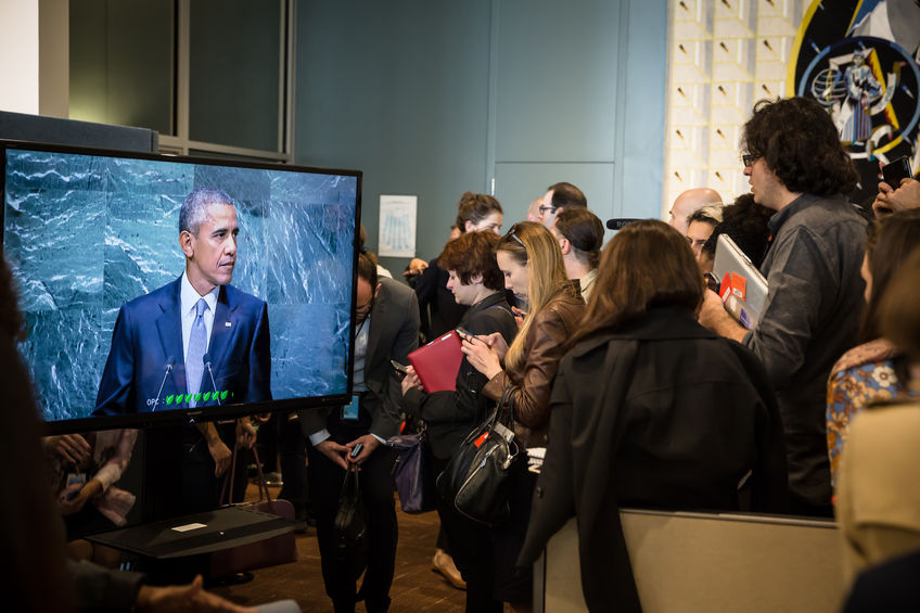 45701741 - new york, usa - sep 28, 2015: journalists in the lobbies of un listen to a speech by us president barack obama at the opening of the 70th session of the un general assembly in new york