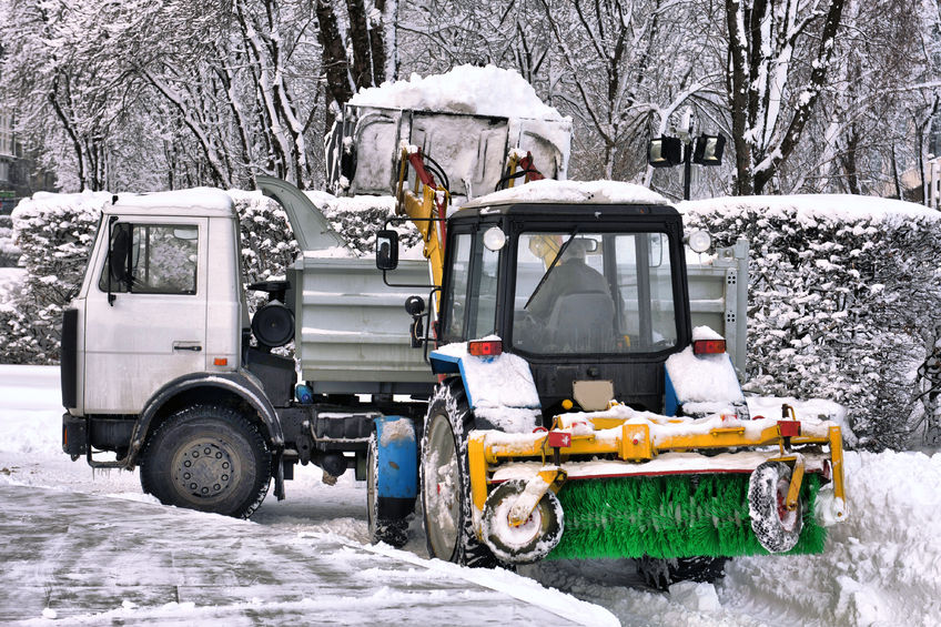 48368788 - cleaning and snow loading on the truck