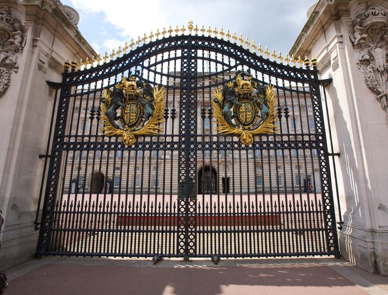 10404458 - gate at buckingham palace