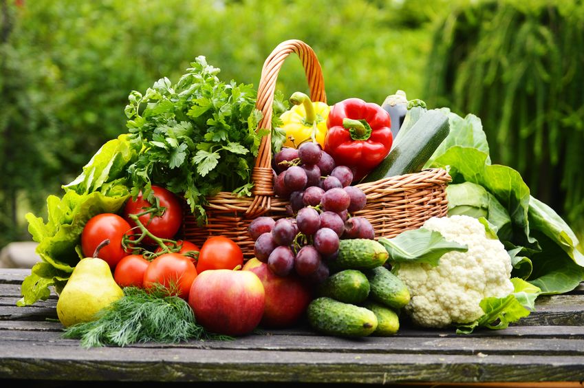 20483481 - fresh organic vegetables in wicker basket in the garden