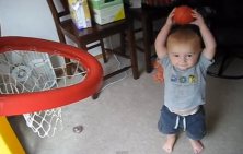 Chlapec má len 2 roky, ale triafa koše basketball