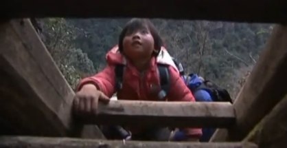 Deti v Číne musia prekonať rebríky cestou do školy