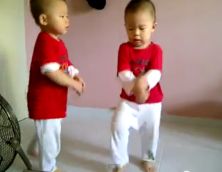 Dvojčatá tancujú Gagnam style