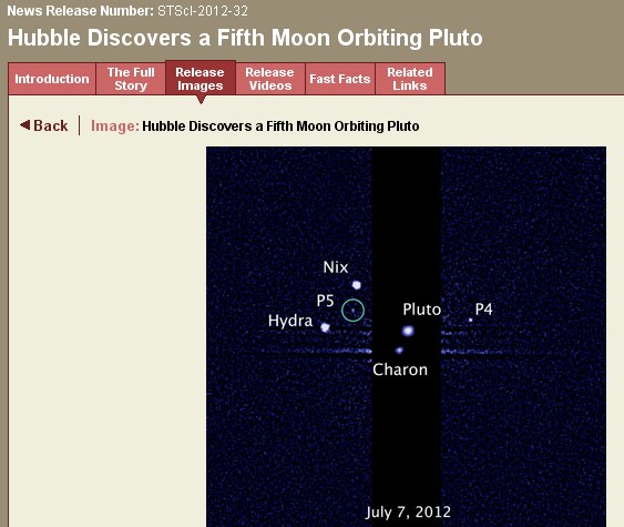 Snímka Hubblovho teleskopu, dva mesiace Pluta P4 a P5