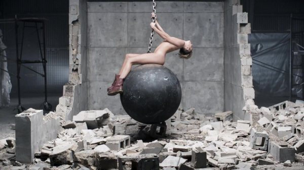 Miley Cyrus Wrecking Ball foto