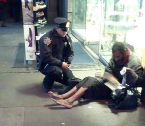 New York policajt a topánky bezdomovca