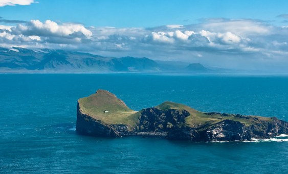 Islandský ostrov a osamotený dom